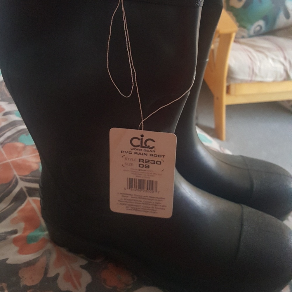 NWT - Mens rain boots size 9